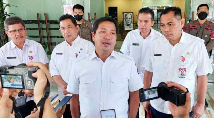 Wagub Steven Kandouw saat diwawancarai wartawan di kantor Gubernur. (Foto:Istimewa)