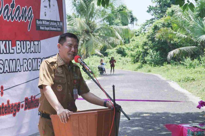 Bupati Minahasa Utara, Joune Ganda saat meresmikan jalan cinta Mantehage. (Foto:Istimewa)