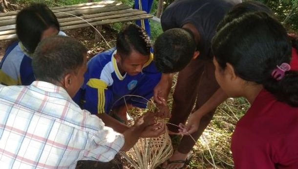 Siswa SMA Negeri 7 Borong Belajar Menganyam Tikar dan Keranjang Rotan