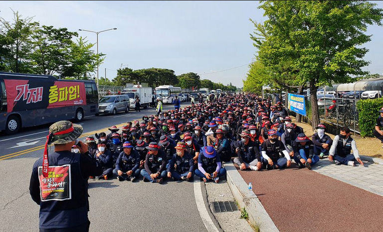 Aksi protes yang diadakan para pengemudi truk di Korea Selatan mulai berdampak pada kegiatan ekonomi negara itu, salah satunya pengiriman chip Samsung Electronics.