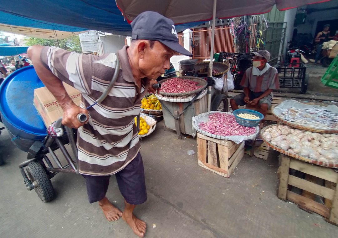 Aktifitas sebuah pasar tradisional di kawasan Kota Tangerang. Foto : Panji Asmoro/TrenAsia