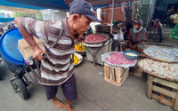 Aktifitas sebuah pasar tradisional di kawasan Kota Tangerang. Foto : Panji Asmoro/TrenAsia