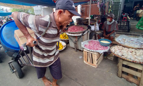 Aktifitas sebuah pasar tradisional di kawasan Kota Tangerang. Foto : Panji Asmoro/TrenAsia