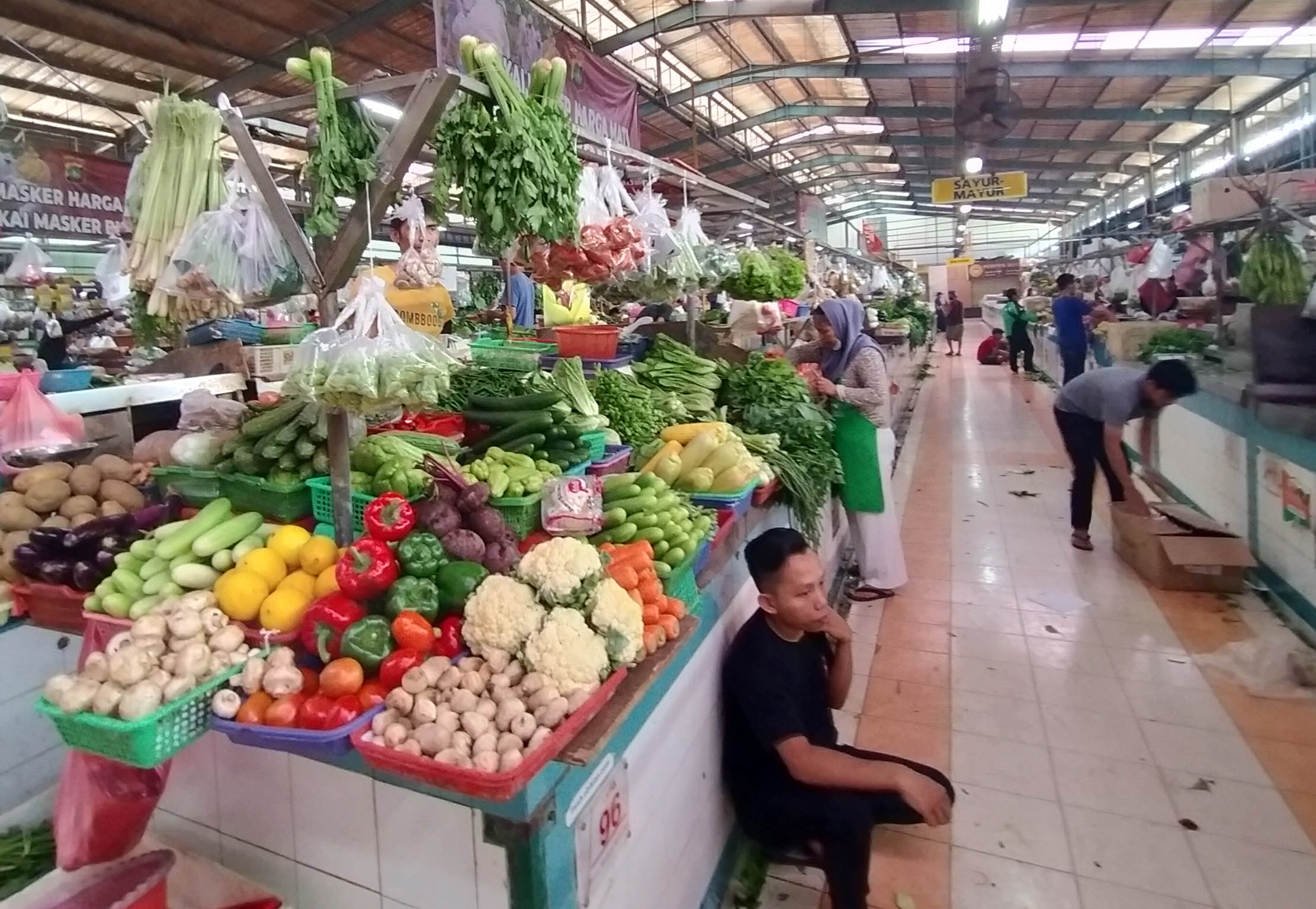 Aktifitas perdagangan sebuah pasar modern di kawasan BSD Tangerang Selatan. Foto : Panji Asmoro/TrenAsia