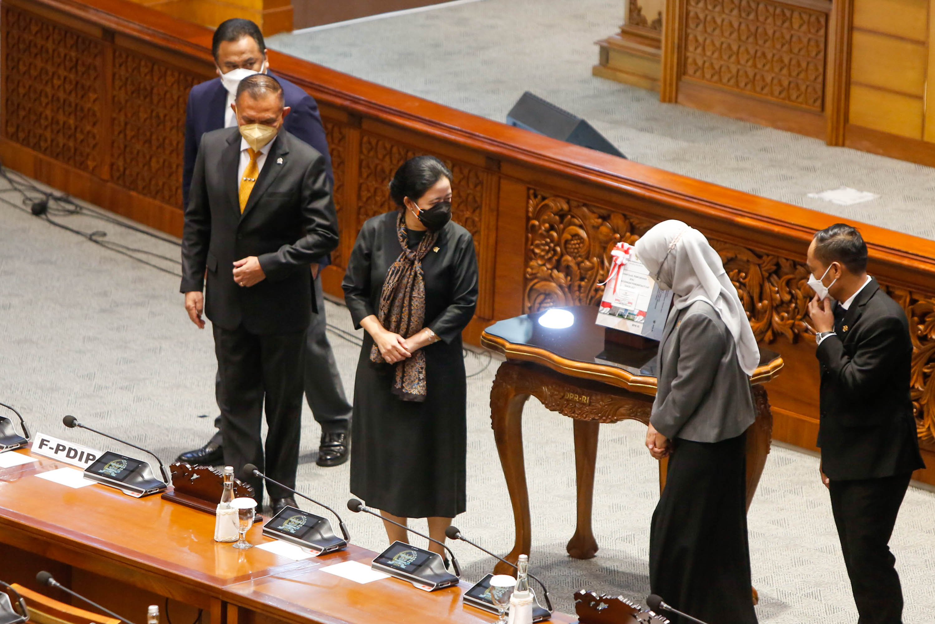 Ketua DPR Puan Maharani (tengah) bersama Wakil Ketua DPR Rachmat Gobel (kanan) dan Lodewijk F Paulus (kedua kiri) usai mendengarkan laporan hasil pemeriksaan dari Ketua BPK Isma Yatun (kedua kanan) pada Rapat Paripurna DPR ke-25 Masa Persidangan V Tahun 2021-2022 di Jakarta. Foto: Ismail Pohan/TrenAsia