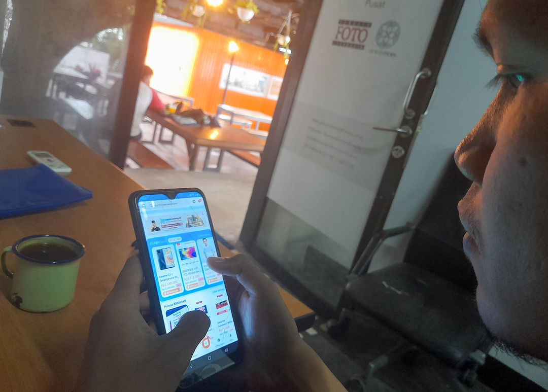 Warga mengakses salah satu platform e-commerce melalui gawainya di Jakarta. Foto: Ismail Pohan/TrenAsia