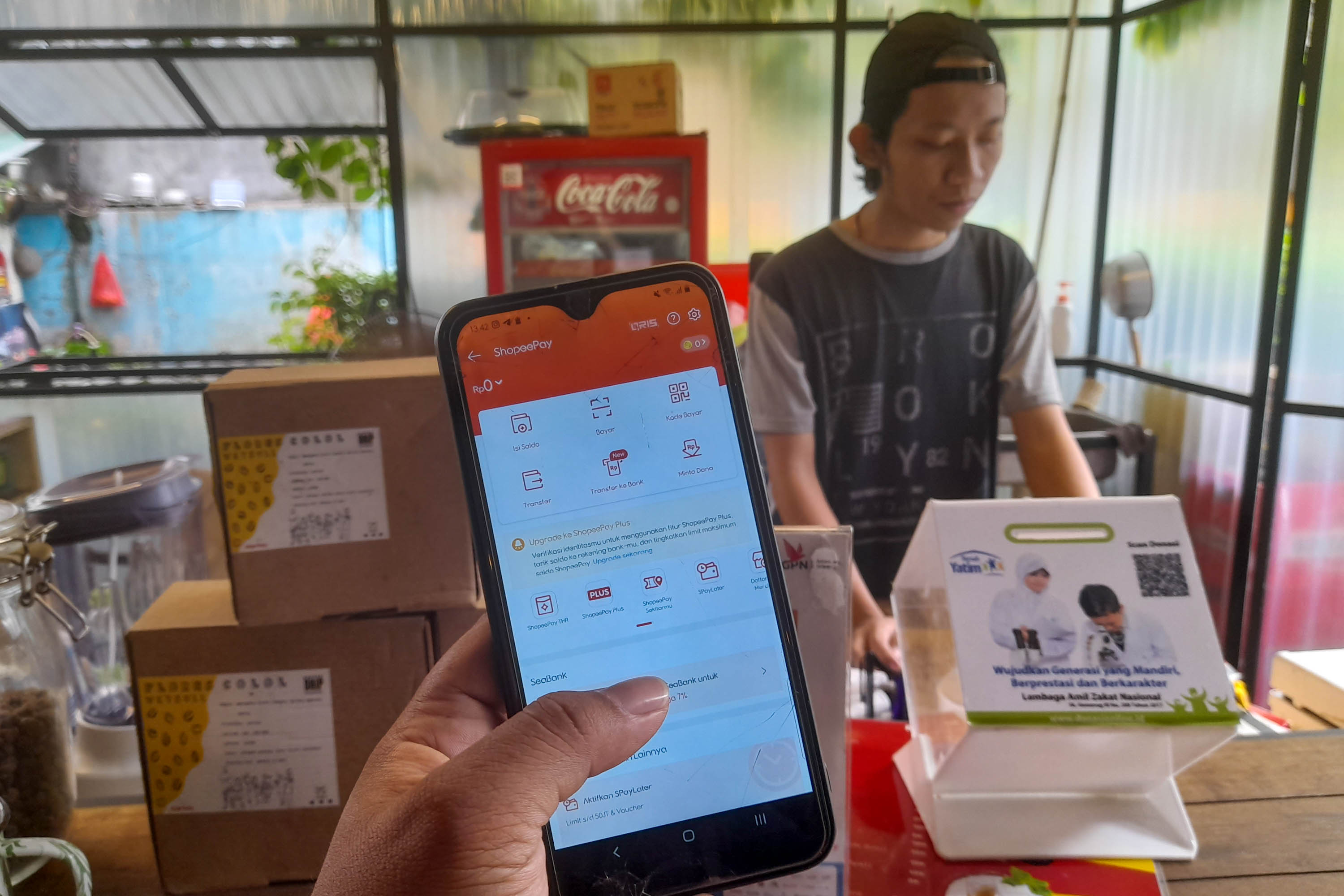 Warga mengakses salah satu platform e-commerce melalui gawainya di Jakarta. Foto: Ismail Pohan/TrenAsia