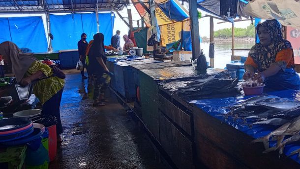 Cuaca Tidak Menentu, Harga Ikan di TPI Gudang Lelang Naik