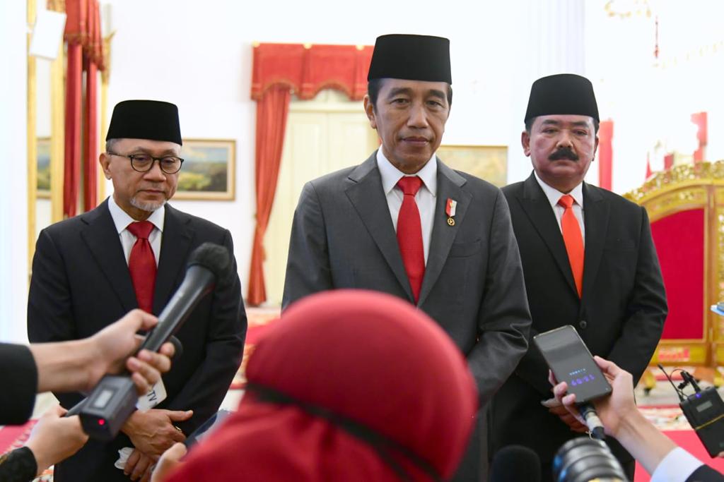 presiden Jokowi melantik dua menteri baru, Zulkifli Hasan dan Hadi Tjahjanto