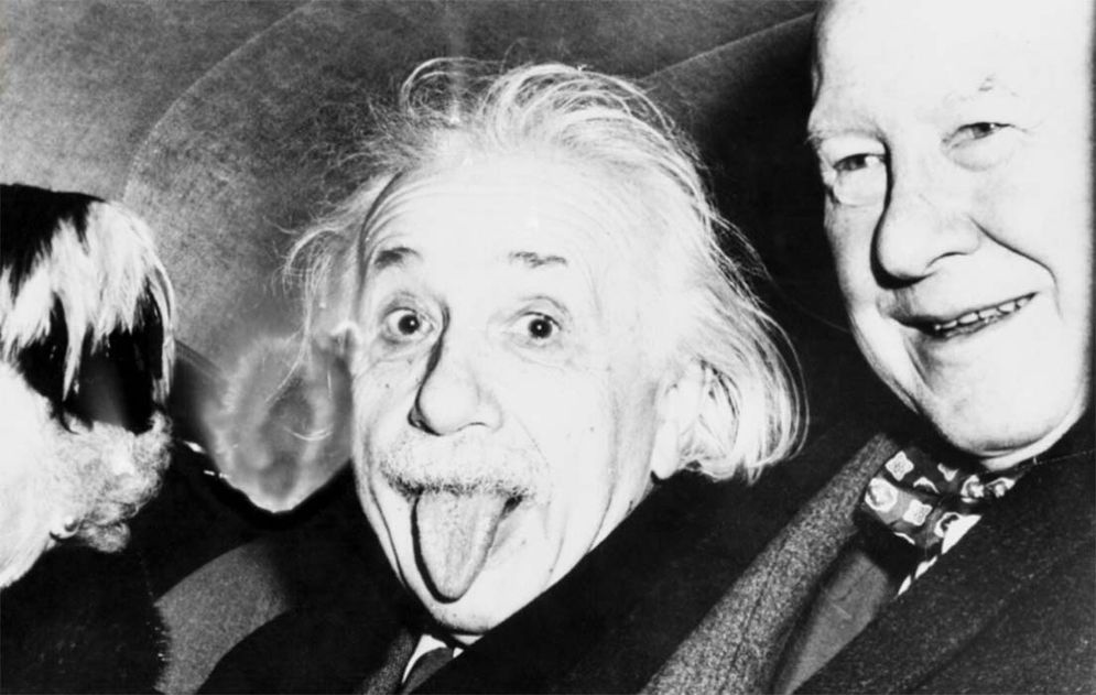 Foto asli saat Einstein menjulurkan lidah