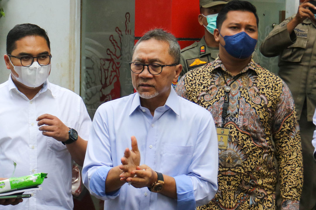 Menteri Perdagangan Zulkifli Hasan saat blusukan ke Pasar Cibubur, Jakarta Timur, Kamis, 16 Juni 2022. Foto: Ismail Pohan/TrenAsia