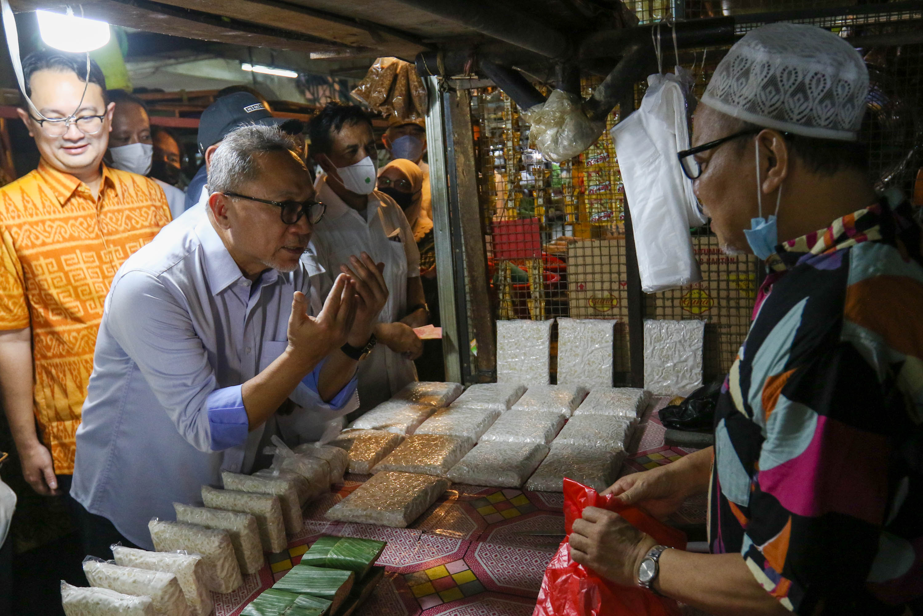 Menteri Perdagangan Zulkifli Hasan saat blusukan ke Pasar Cibubur, Jakarta Timur, Kamis, 16 Juni 2022. Foto: Ismail Pohan/TrenAsia