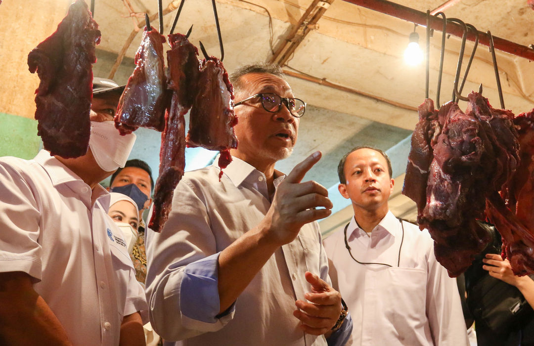 Menteri Perdagangan Zulkifli Hasan saat blusukan ke Pasar Cibubur, Jakarta Timur, Kamis, 16 Juni 2022. Foto: Ismail Pohan/TrenAsia