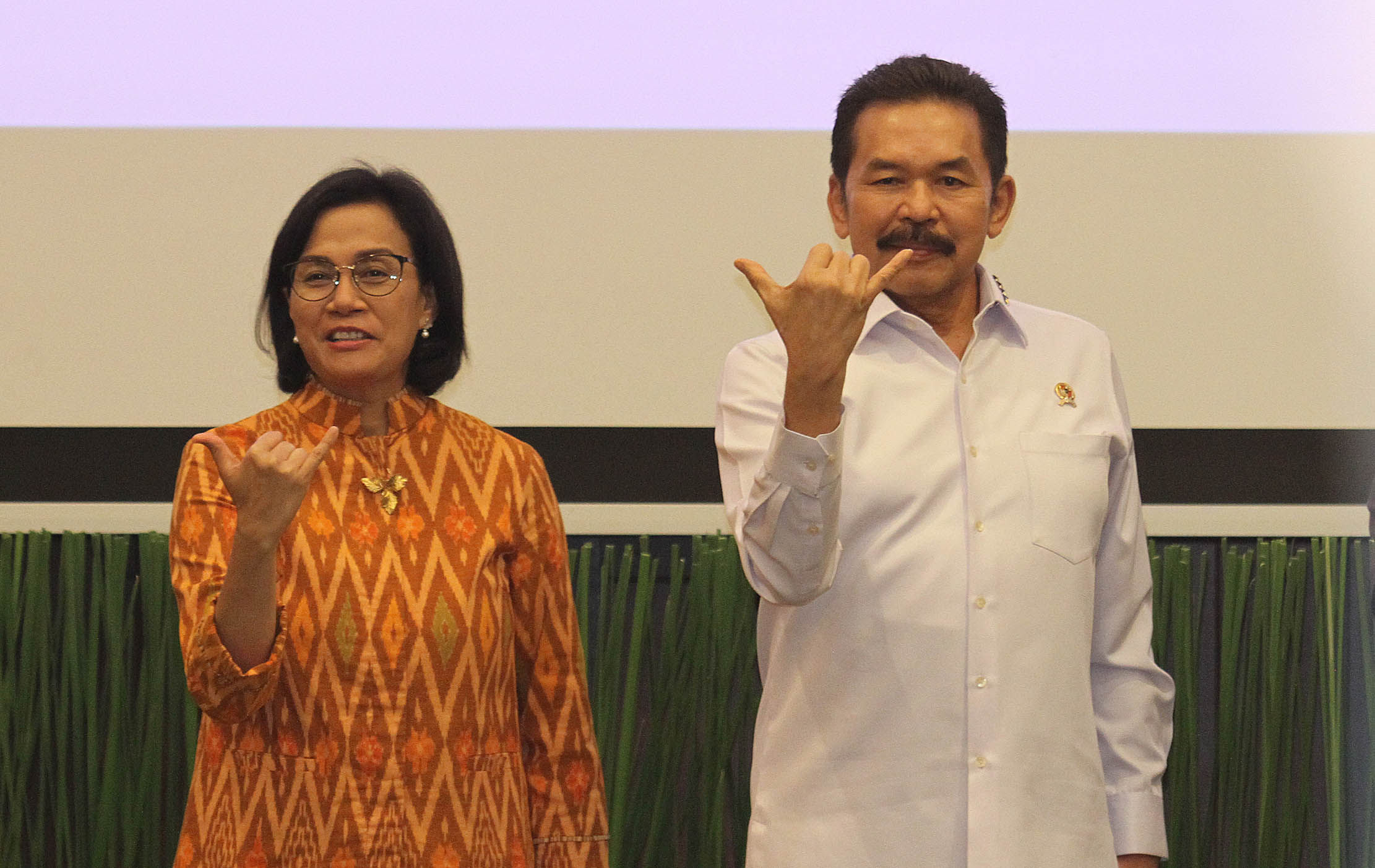 Menteri Keuangan Sri Mulyani bersama Jaksa Agung ST Burhanuddin saat menyaksikan penandatanganan Perjanjian Kerja Sama DJBC dengan Jaksa Agung Muda Bidang Intelijen dan Jaksa Agung Muda Bidang Tindak Pidana Khusus Kejaksaan RI,Kamis 16 Juni 2022. Foto : Panji Asmoro/TrenAsia