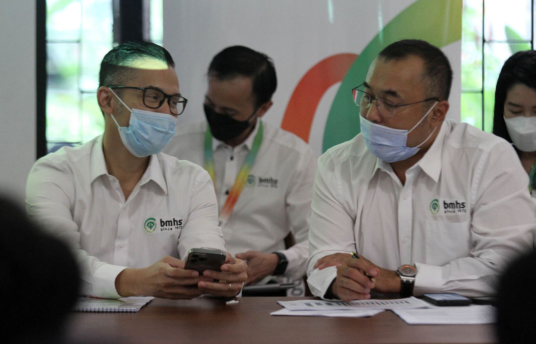 (kiri - kanan) Komisaris Utama PT. Bundamedik Tbk - dr. Ivan Sini, SpOG, Direktur Utama PT. Bundamedik Tbk - Mesha Rizal Sini berbincang dalam pemaparan performa kinerja Q1 2022 PT Bundamedik Tbk (BMHS) Kamis 16 Juni 2022. Foto : Panji Asmoro/TrenAsia