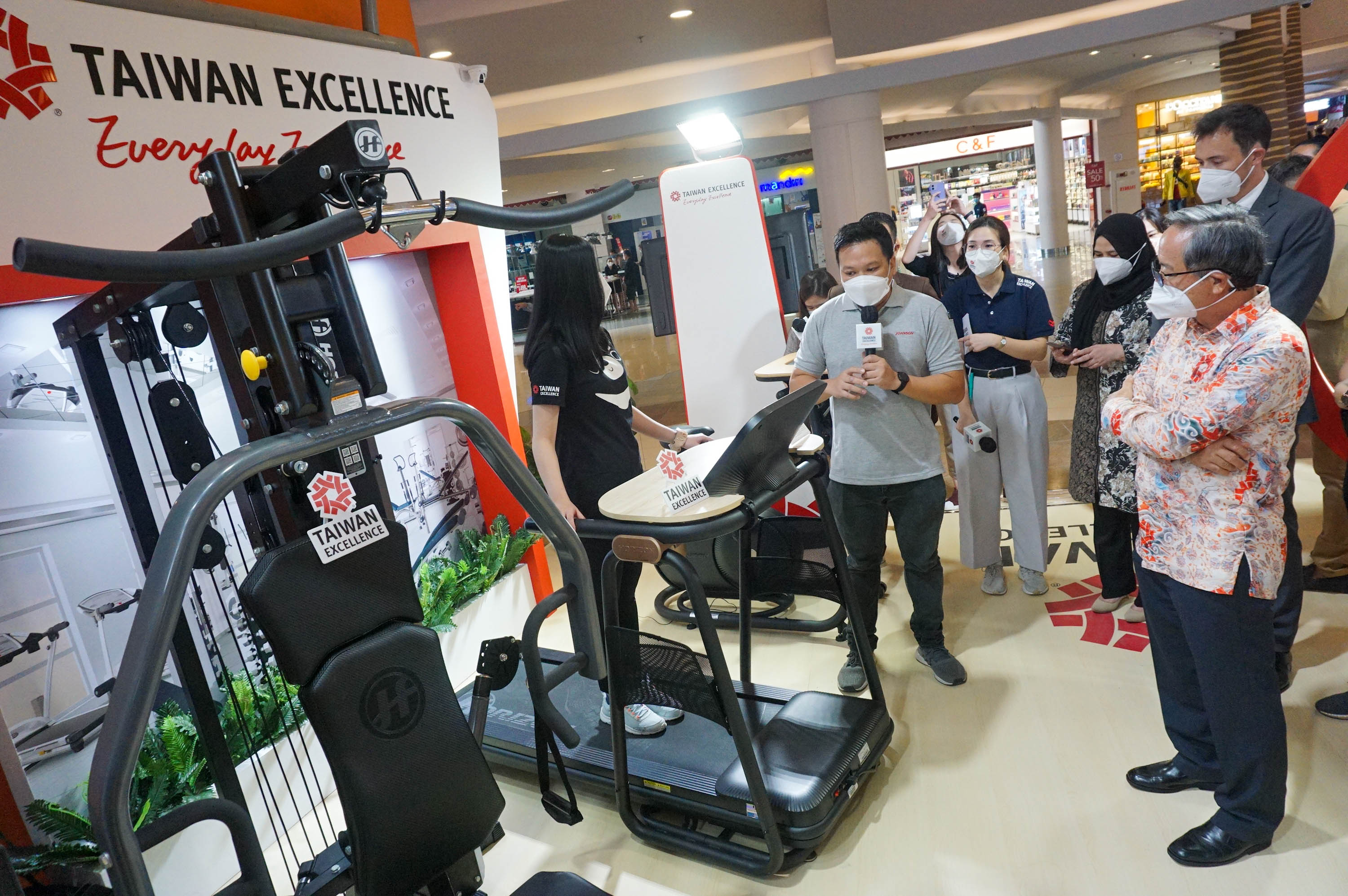 Duta Besar Taiwan di Indonesia John C. Chen, mendengarkan penjelasan mengenai salah satu produk unggulan dari Taiwan External Trade Development Council (TAITRA) pada pembukaan pameran "Taiwan Excellence Weeks 2022" di Atrium Mal Kelapa Gading 5, Jakarta, Kamis, 16 Juni 2022. Foto: Ismail Pohan/TrenAsia