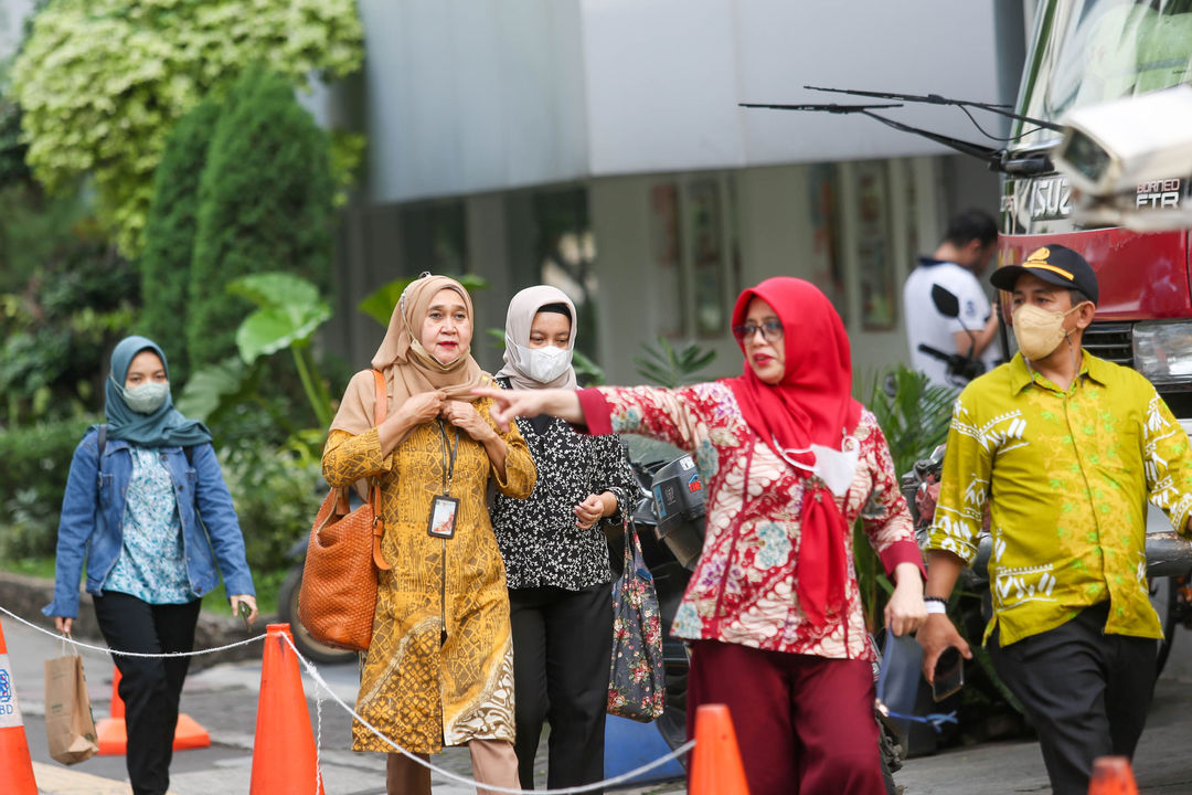 Sejumlah PNS saat jam pulang kerja di Balaikota DKI Jakarta, Kamis, 16 Juni 2022. Foto: Ismail Pohan/TrenAsia