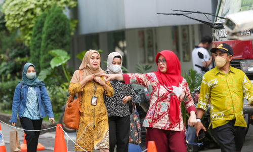 Sejumlah PNS saat jam pulang kerja di Balaikota DKI Jakarta, Kamis, 16 Juni 2022. Foto: Ismail Pohan/TrenAsia