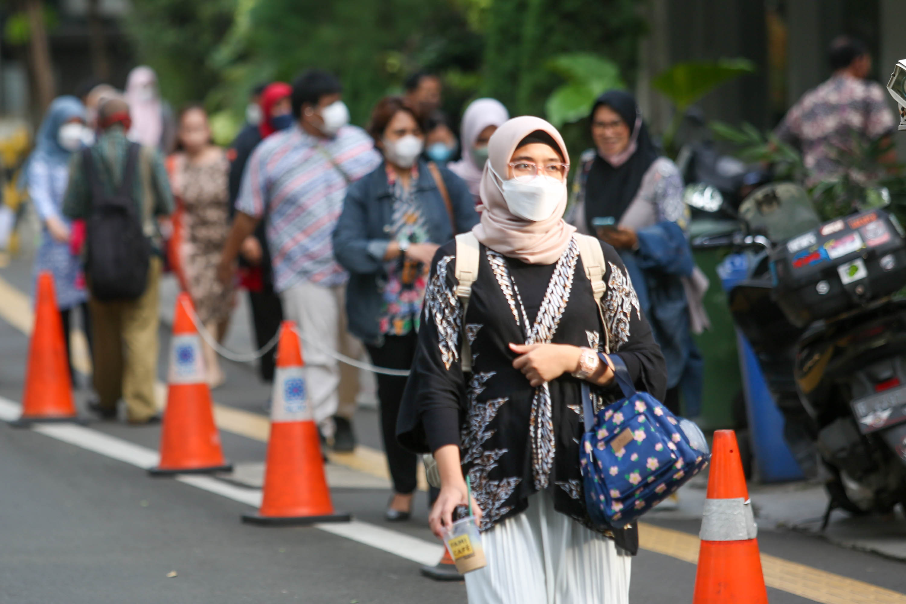 Sejumlah PNS saat jam pulang kerja di Balaikota DKI Jakarta, Kamis, 16 Juni 2022. Foto: Ismail Pohan/TrenAsia