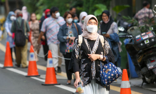Sejumlah PNS saat jam pulang kerja di Balaikota DKI Jakarta, Kamis, 16 Juni 2022. Foto: Ismail Pohan/TrenAsia
