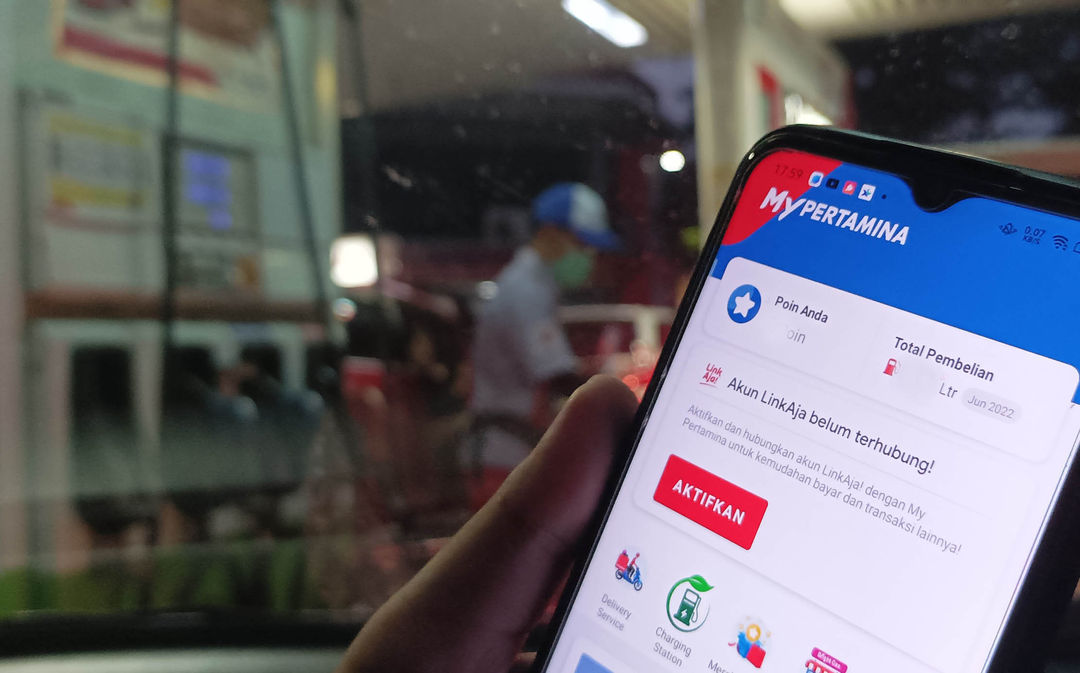 Nampak pelanggan sedang melakukan pembelian BBM dengan menggunakan aplikasi MyPertamina di sebuah SPBU. Foto : Panji Asmoro/TrenAsia