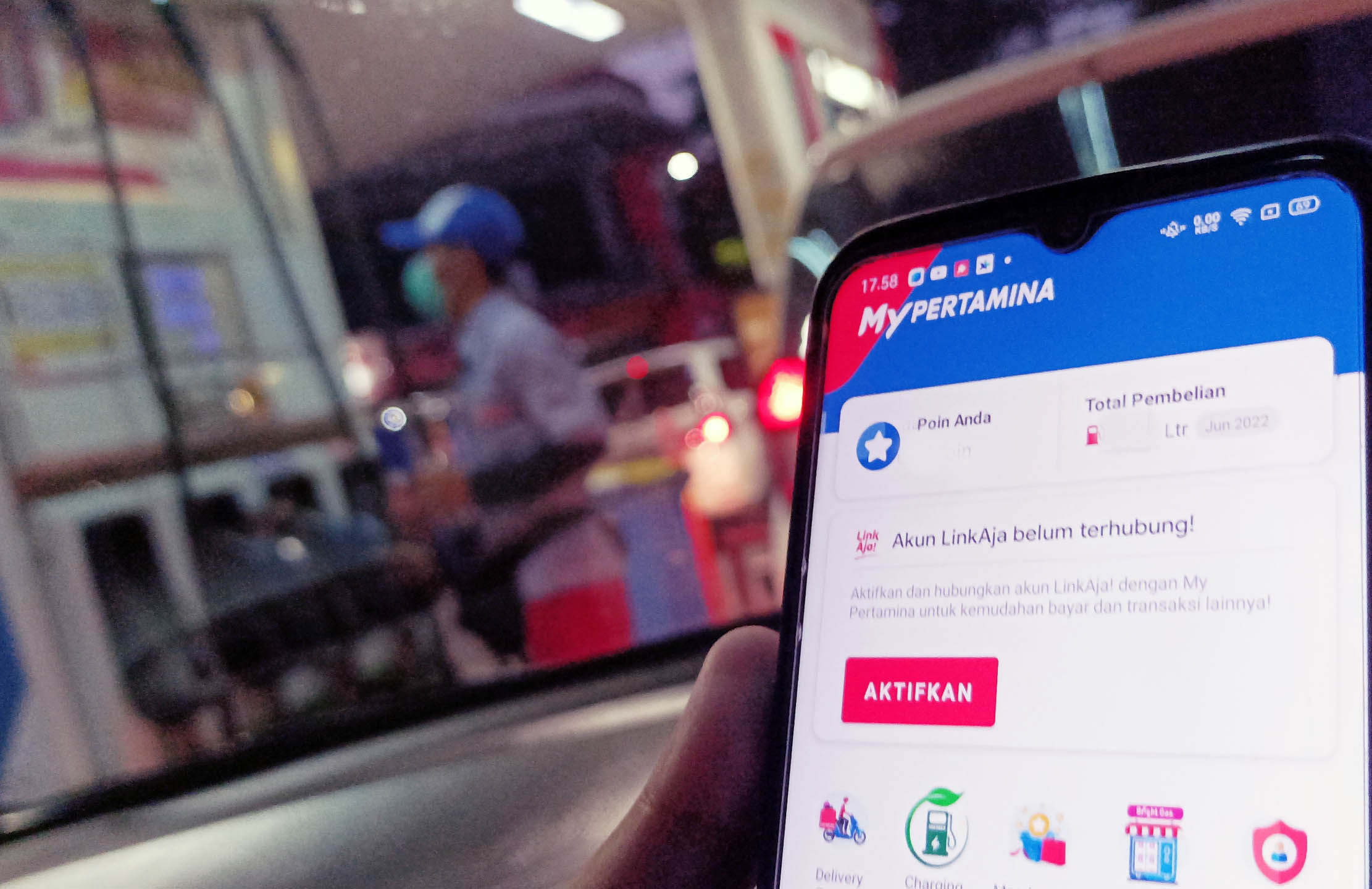 Nampak pelanggan sedang melakukan pembelian BBM dengan menggunakan aplikasi MyPertamina di sebuah SPBU. Foto : Panji Asmoro/TrenAsia