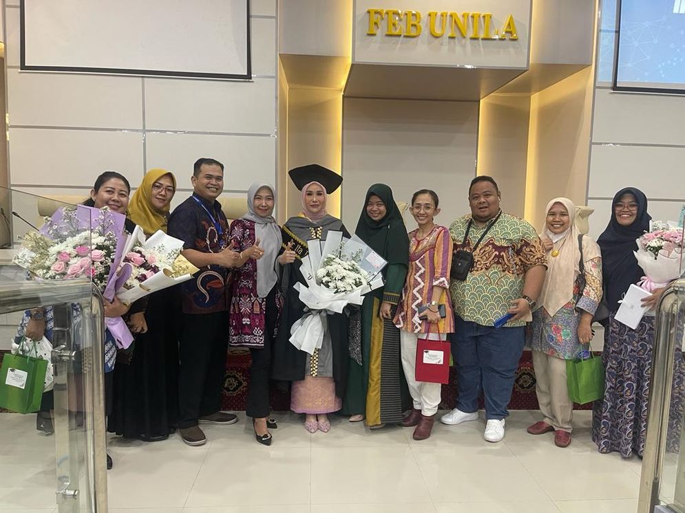 Dr. Ita Fionita, S.E., M.M. menjalani sidang disertasi terbuka Bidang Ilmu Ekonomi di Universitas Lampung.