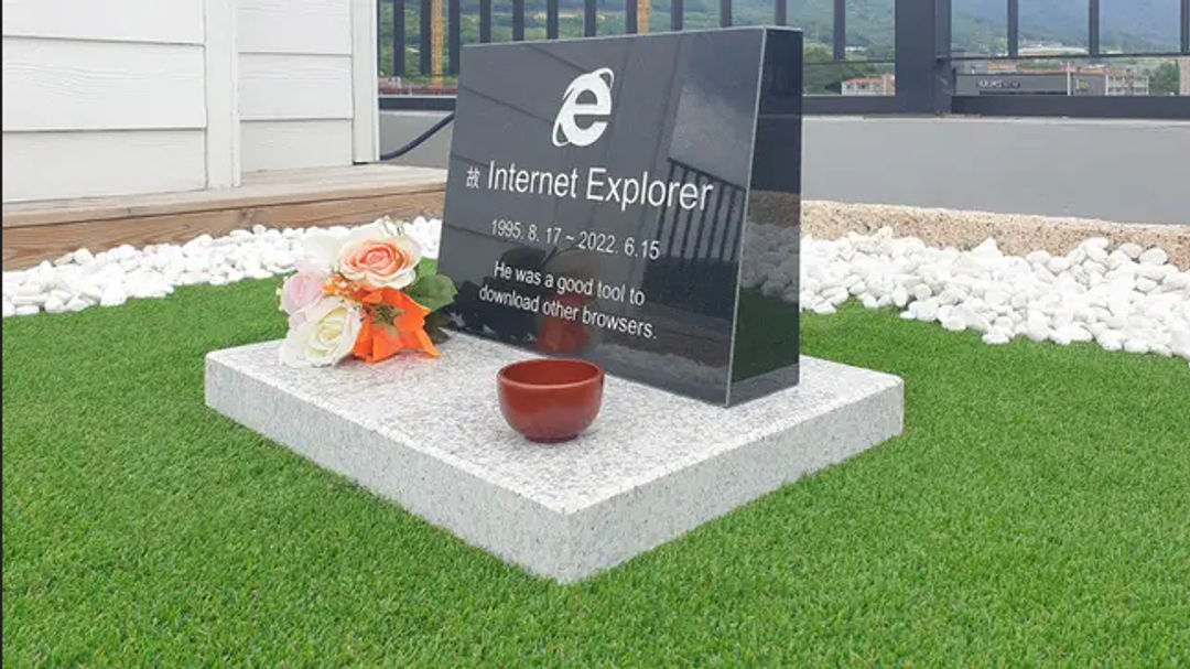 Sebuah nisan kuburan dipasang sebagai kenangan untuk browser Internet Explorer yang baru-baru ini pensiun.