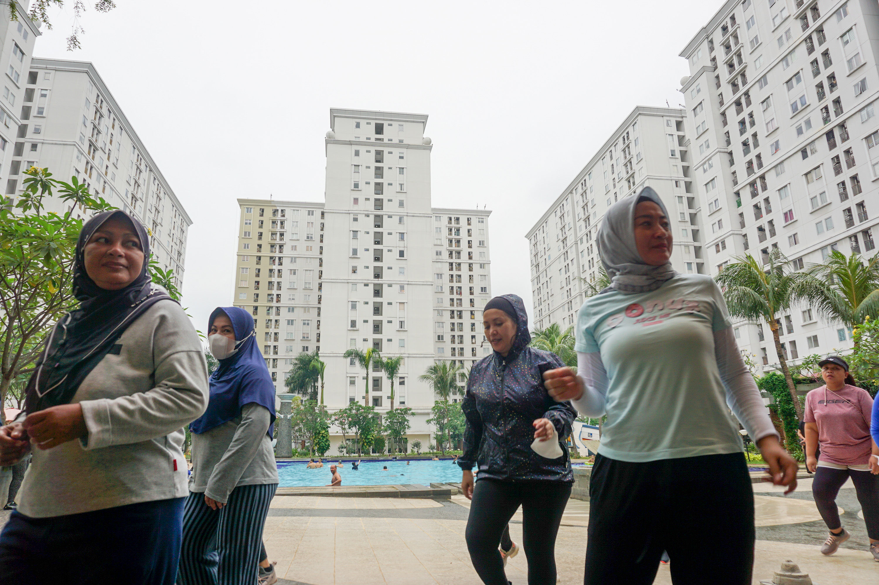 Penghuni Apartemen mengikuti kegiatan senam Zumba di area terbuka apartemen Kalibata City, Jakarta, Jum'at, 17 Juni 2022. Foto: Ismail Pohan/TrenAsia