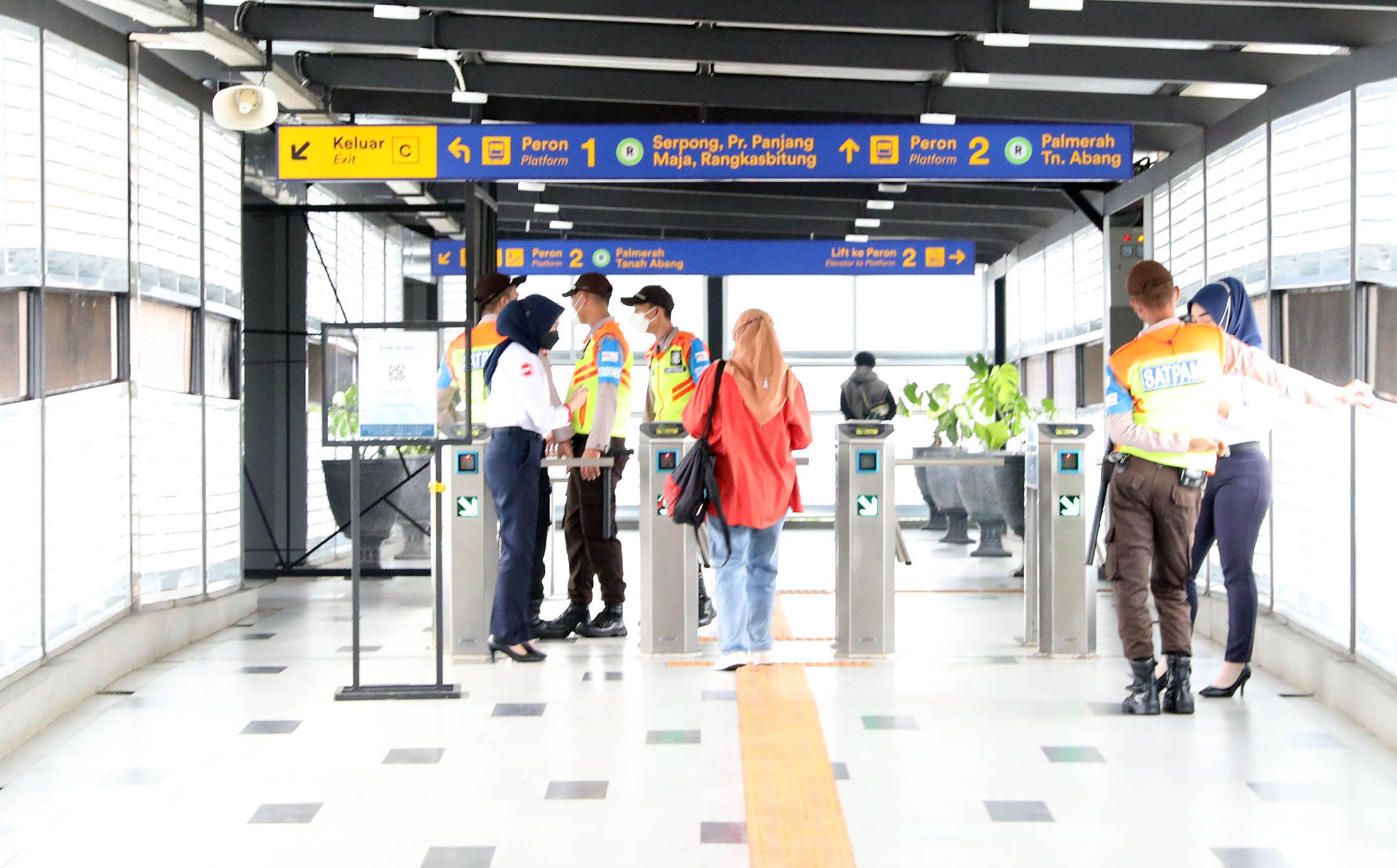 Suasana di Stasiun Pondok Ranji, Tangerang Selatan usai program revitalisasi dalam rangka peningkatan dan Aksesibilitas dan Penataan,Jumat 17 Juni 2022. Foto : Panji Asmoro/TrenAsia