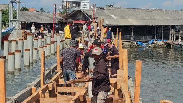 Pemkot dan Warga Pulau Pasaran Gotong Royong Bangun Jembatan Sementara