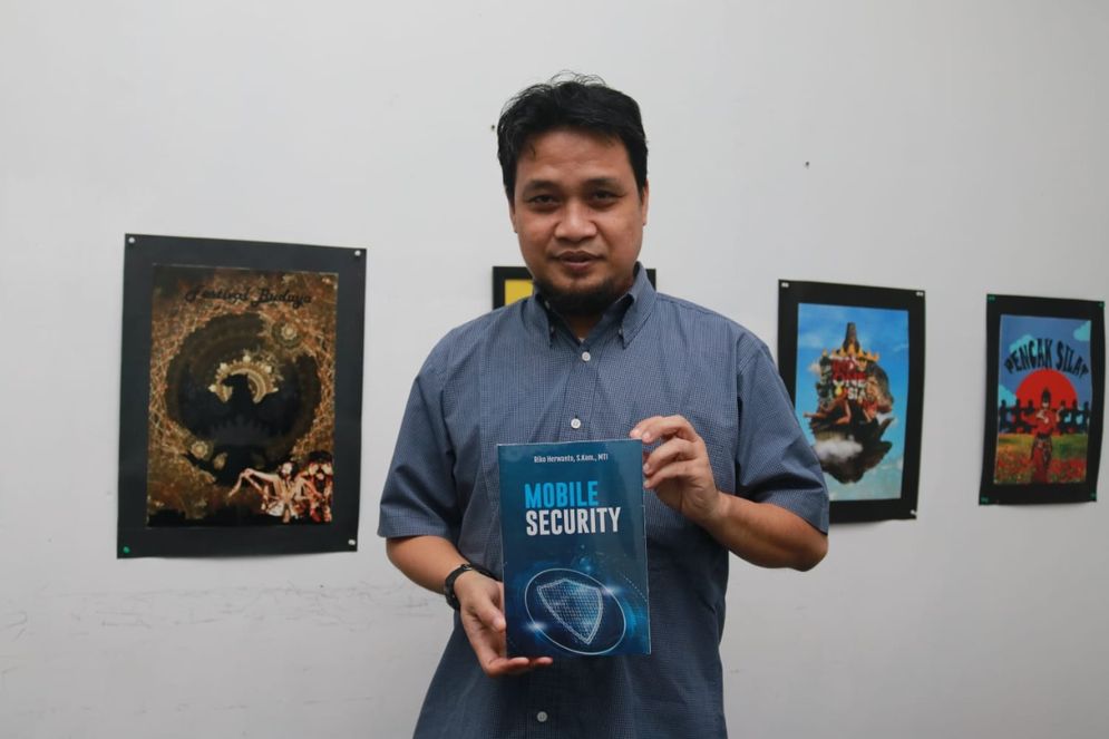 Dosen Prodi Teknik Informatika IIB Darmajaya Riko Herwanto, S.Kom., M.T.I., menerbitkan buku keduanya berjudul 'Mobile Security'.