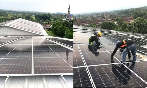 Proses pemasangan PLTS atap pada pabrik CLEO.jpeg