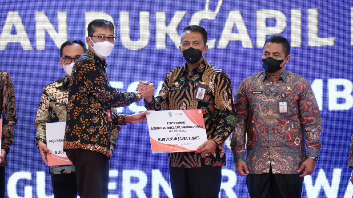 Direktur Utama Bank Jatim, Busrul Iman secara simbolis menyerahkan mesin ADM pada salah satu kabupaten.