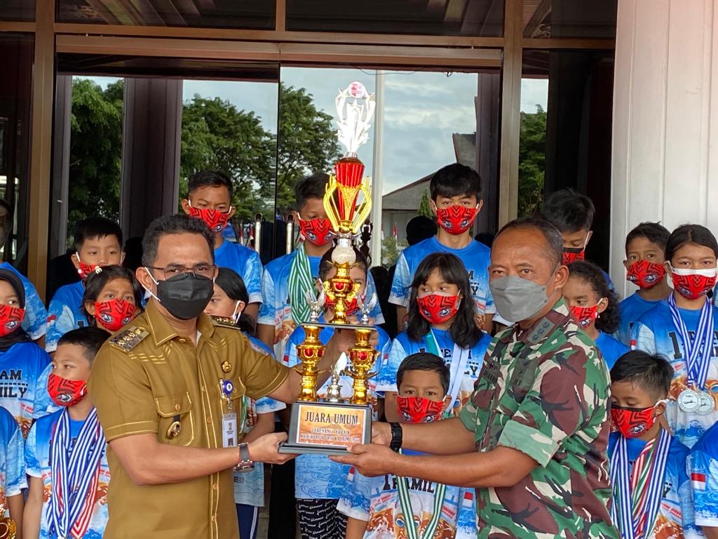 Berhasil meraih 100 medali emas dalam Kejuaraan Provinsi Kalimantan Timur Persatuan Renang Seluruh Indonesia, Kota Balikpapan berhasil menyabet Juara Umum