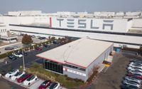 Beberapa mantan karyawan perusahaan Tesla menuntut perusahaan itu karena dianggap menyalahi aturan PHK massal di AS.