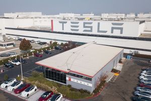 Beberapa mantan karyawan perusahaan Tesla menuntut perusahaan itu karena dianggap menyalahi aturan PHK massal di AS.