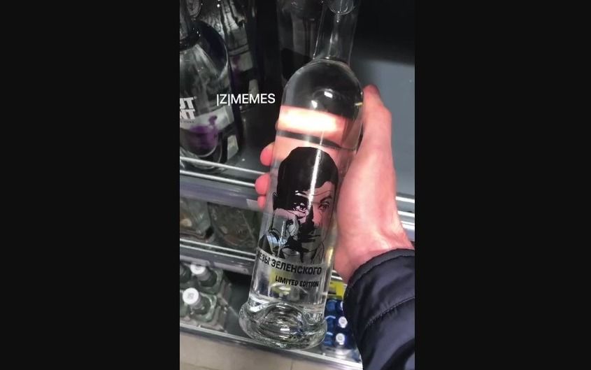 Bentuk Sindiran Terhadap Ukraina, Supermarket di Moskow Menjual Botol Minuman “Air Mata Zelensky”.