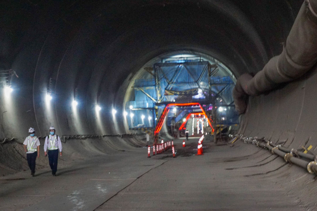 Pekerja beraktivitas di proyek Tunnel 2 Kereta Cepat Jakarta-Bandung di kawasan Purwakarta, Jawa Barat, Selasa, 21 April 2022. Foto: Ismail Pohan/TrenAsia