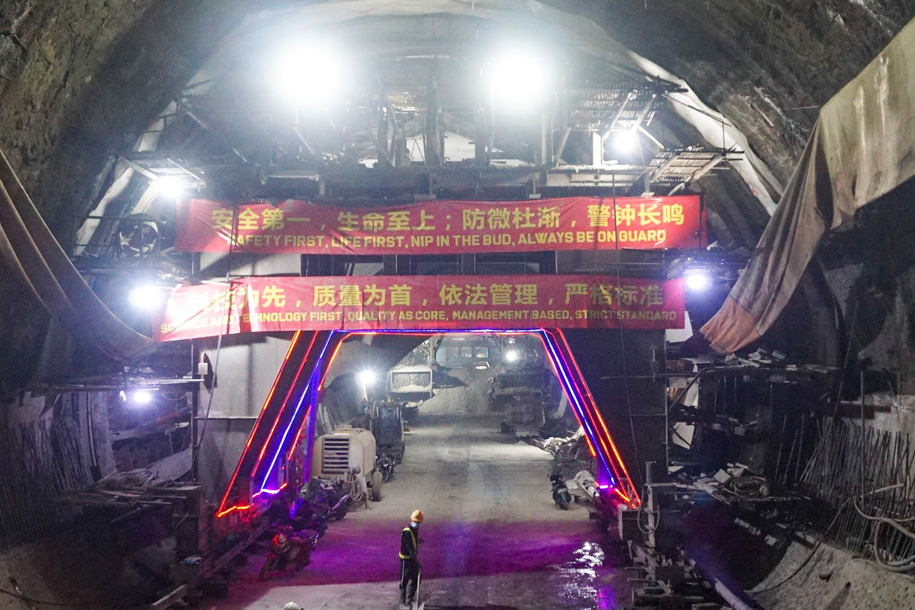 Pekerja beraktivitas di proyek Tunnel 2 Kereta Cepat Jakarta-Bandung di kawasan Purwakarta, Jawa Barat, Selasa, 21 April 2022. Foto: Ismail Pohan/TrenAsia