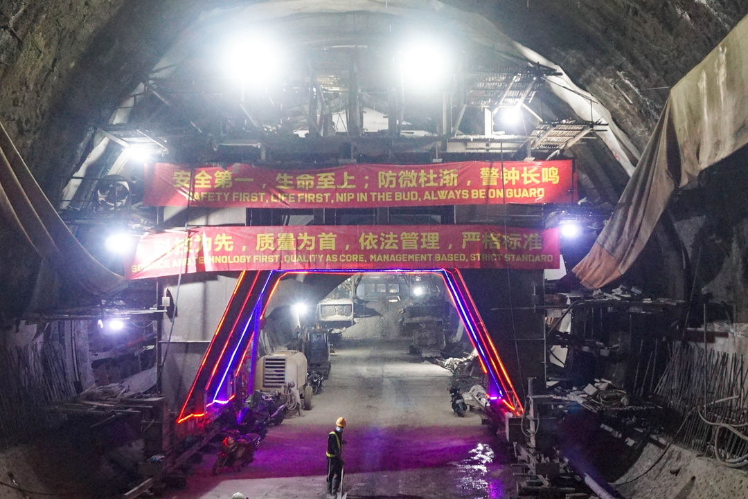 Pekerja beraktivitas di proyek Tunnel 2 Kereta Cepat Jakarta-Bandung di kawasan Purwakarta, Jawa Barat, Selasa, 21 April 2022. Foto: Ismail Pohan/TrenAsia