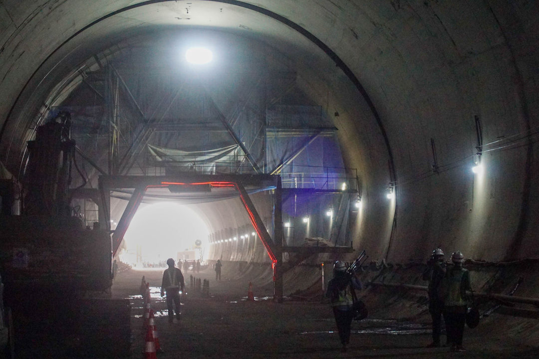 Pekerja beraktivitas di proyek Tunnel 2 Kereta Cepat Jakarta-Bandung di kawasan Purwakarta, Jawa Barat, Selasa, 21 April 2022. Foto: Ismail Pohan/TrenAsia