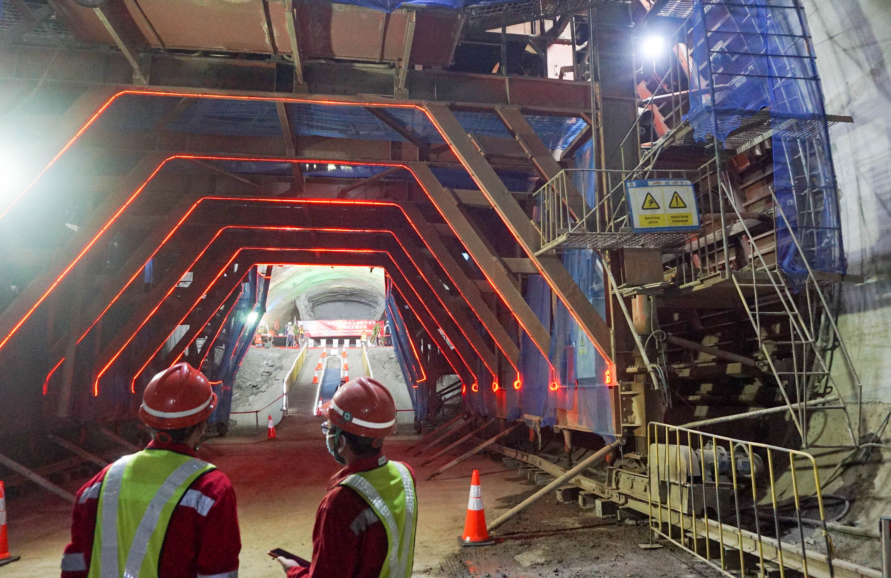 Pekerja beraktivitas di proyek Tunnel 2 Kereta Cepat Jakarta-Bandung di kawasan Purwakarta, Jawa Barat, Selasa, 21 April 2022. Foto: Ismail Pohan/TrenAsia