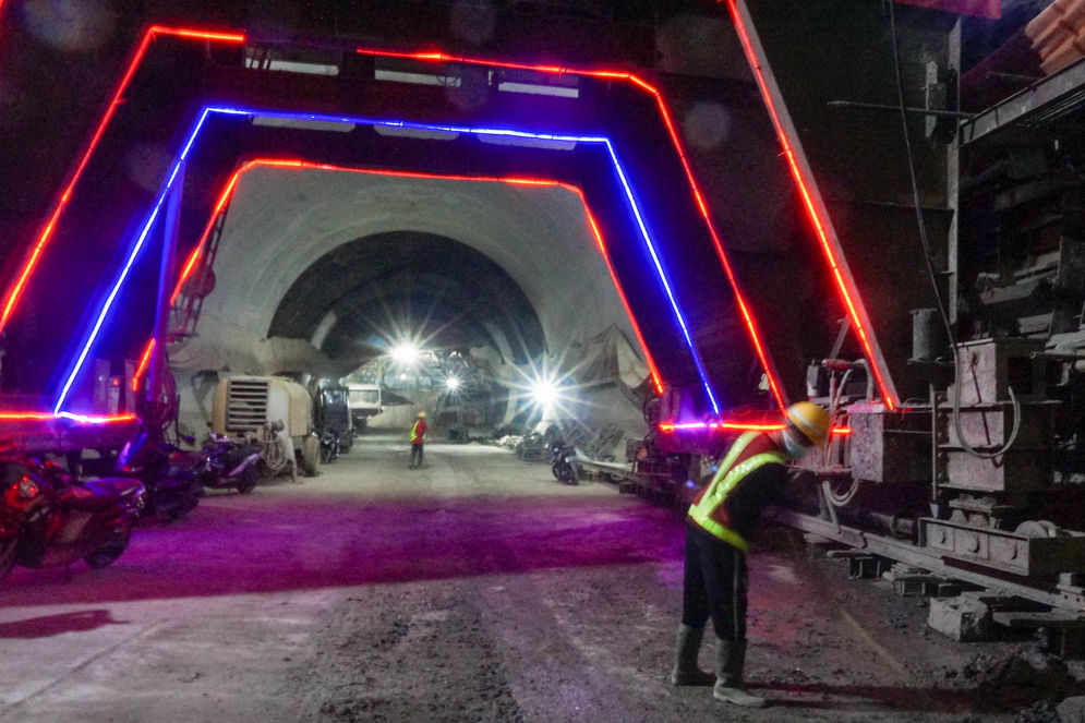 Pekerja beraktivitas di proyek Tunnel 2 Kereta Cepat Jakarta-Bandung di kawasan Purwakarta, Jawa Barat, Selasa, 21 April 2022. 