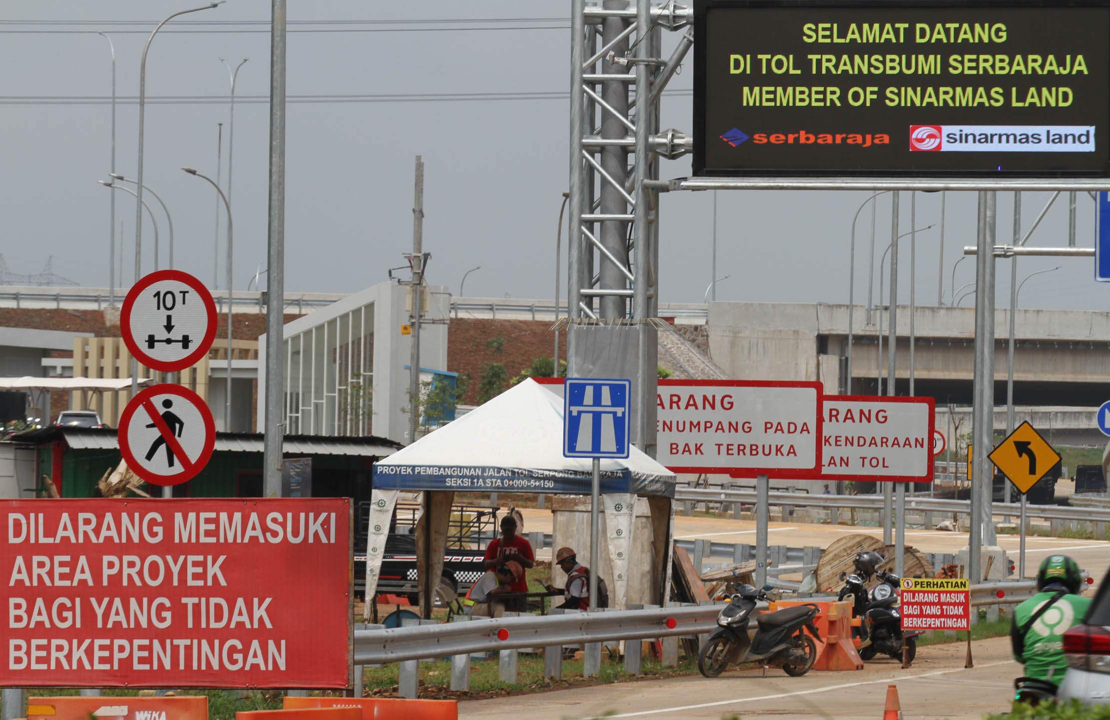 Nampak aktifitas para pekerja tengah menyelesaikan proyek tol Serpong - Balaraja di kawasan Cisauk Tangerang,Selasa 21 Juni 2022. Foto : Panji Asmoro/TrenAsia