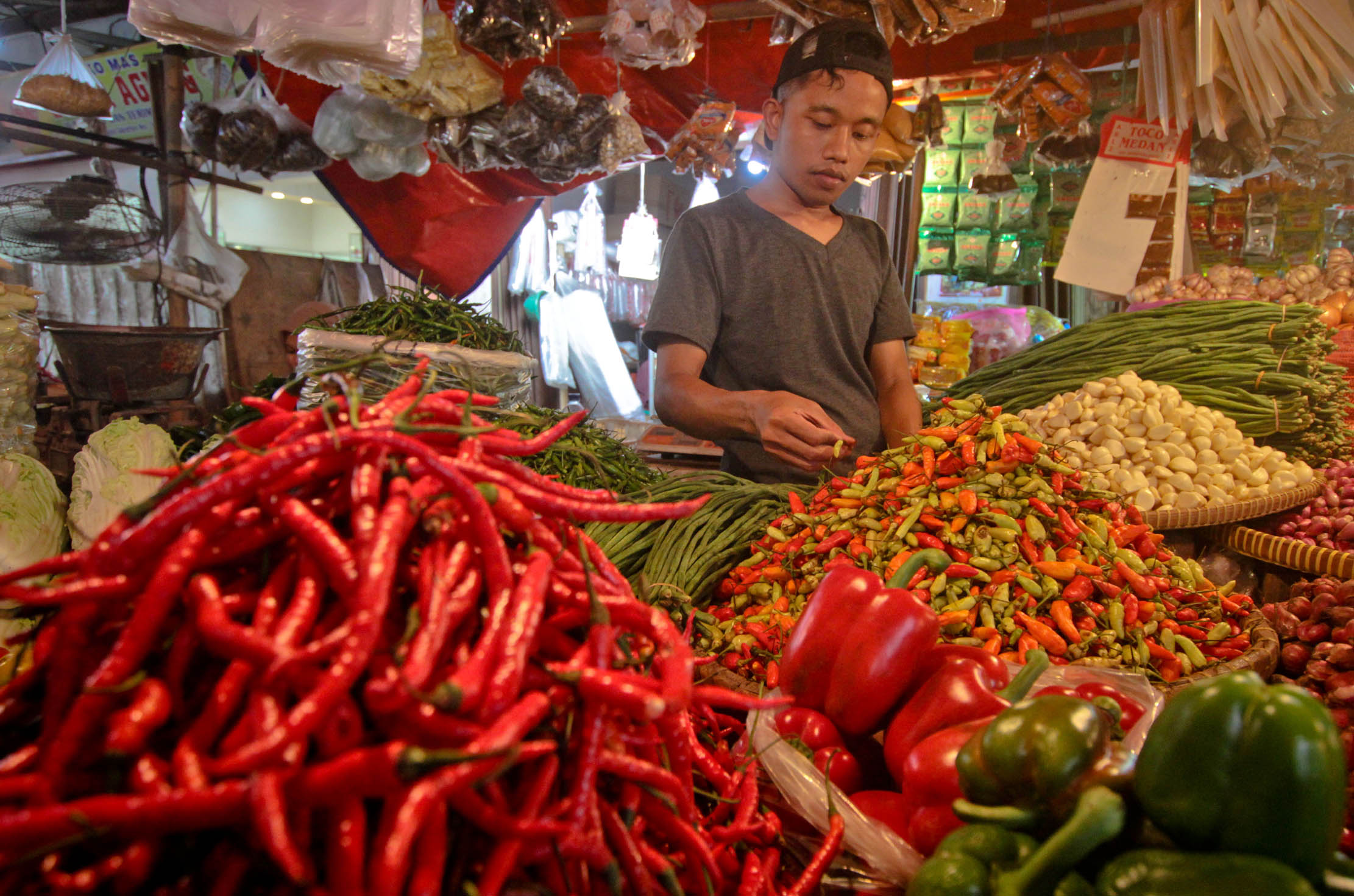 Pedagang cabe melayani pembeli di Pasar Anyar, Kota Tangerang. Menurut pedagang harga cabe rawit saat ini masih terus mengalami kenaikan, Selasa 21 Juni 2022. Foto : Panji Asmoro/TrenAsia