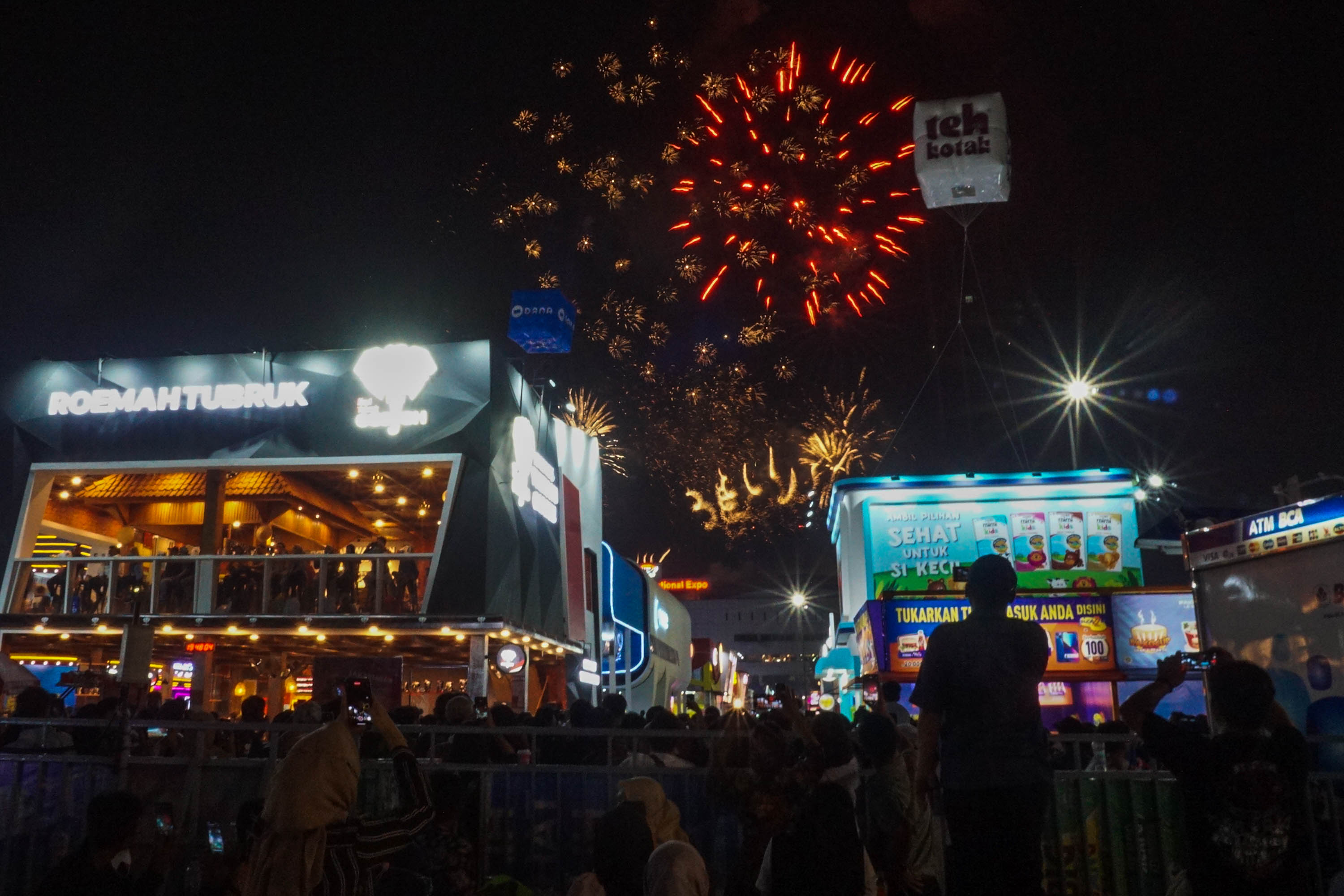 Suasana pesta kembang api saat perayaan HUT DKI ke-495 di Jakarta Fair, Kemayoran, Selasa, 21 Juni 2022 malam. Foto: Ismail Pohan/TrenAsia