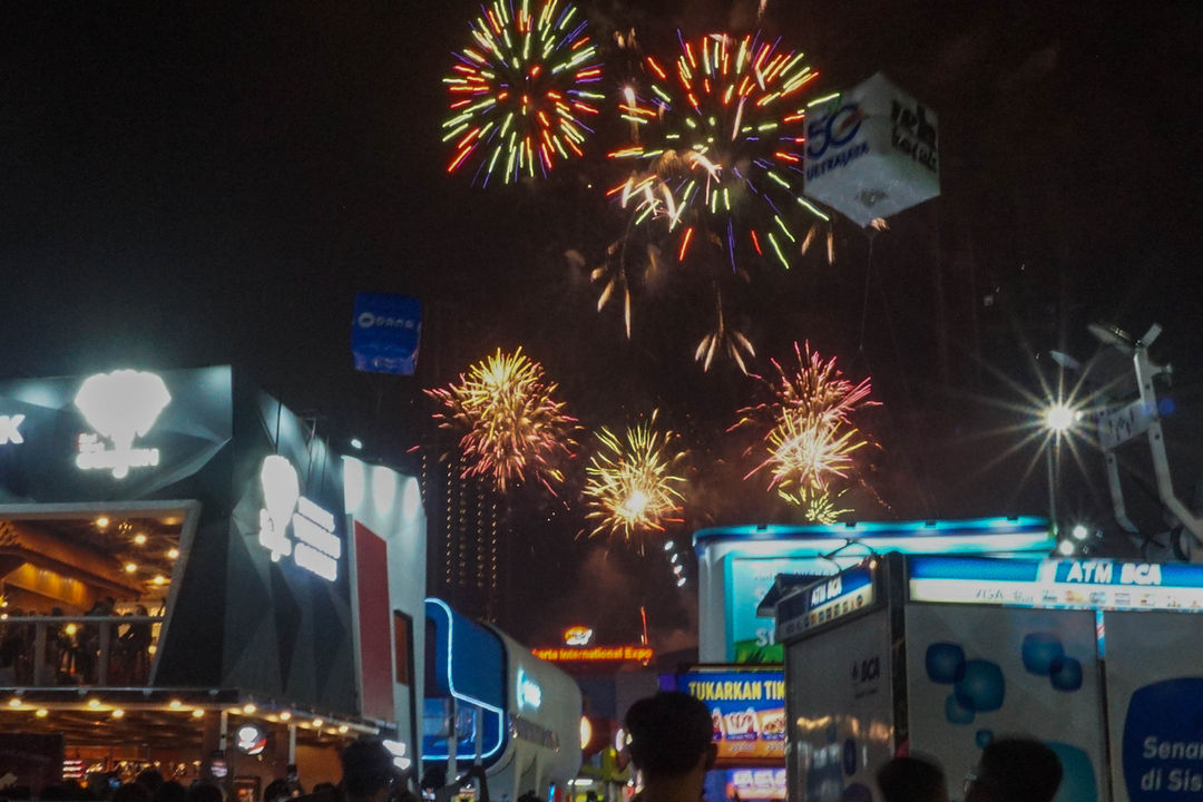 Suasana pesta kembang api saat perayaan HUT DKI ke-495 di Jakarta Fair, Kemayoran, Selasa, 21 Juni 2022 malam. Foto: Ismail Pohan/TrenAsia