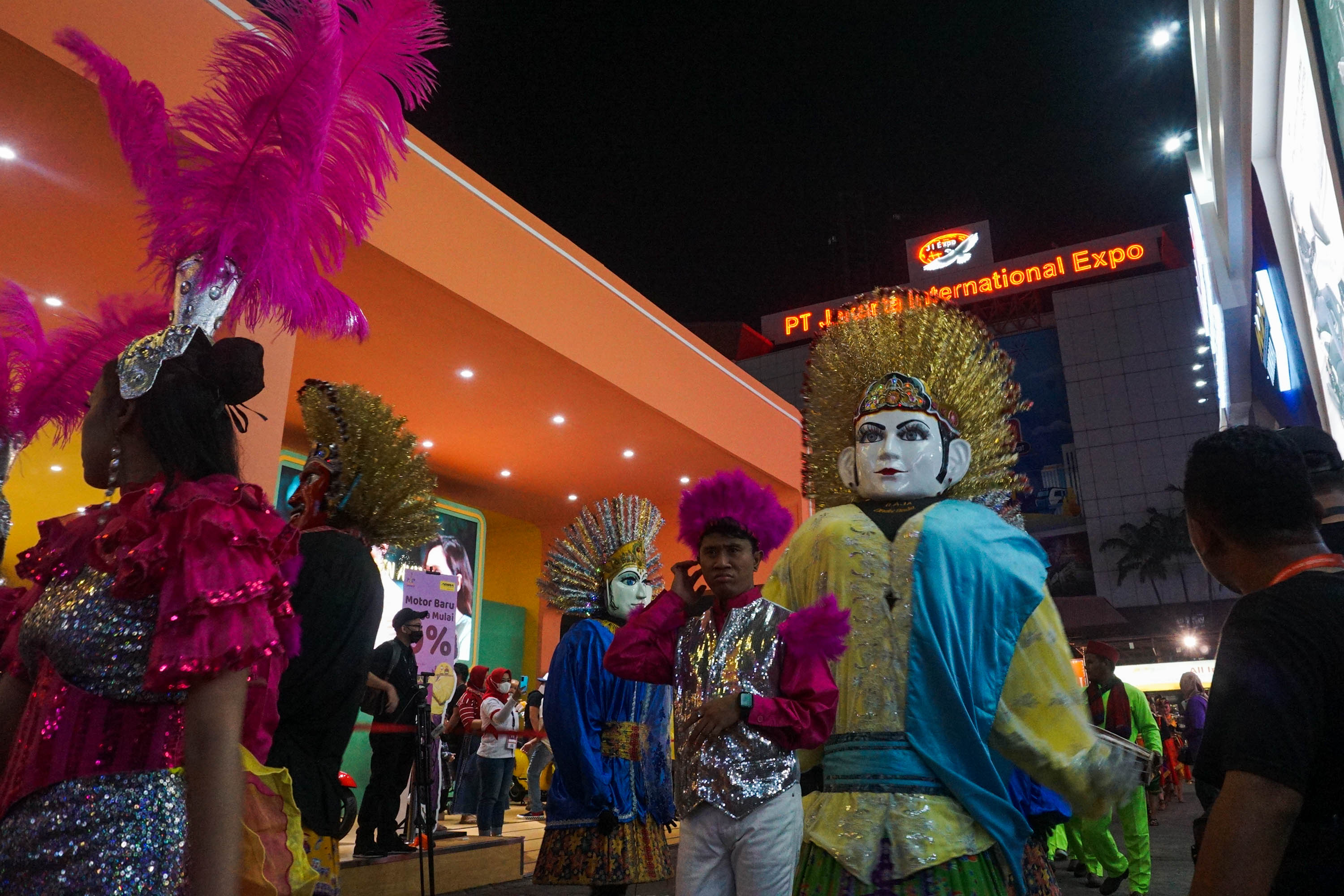 Parade karnaval ondel-ondel meramaikan perayaan HUT DKI ke-495 di Jakarta Fair, Kemayoran, Selasa, 21 Juni 2022 malam. Foto: Ismail Pohan/TrenAsia