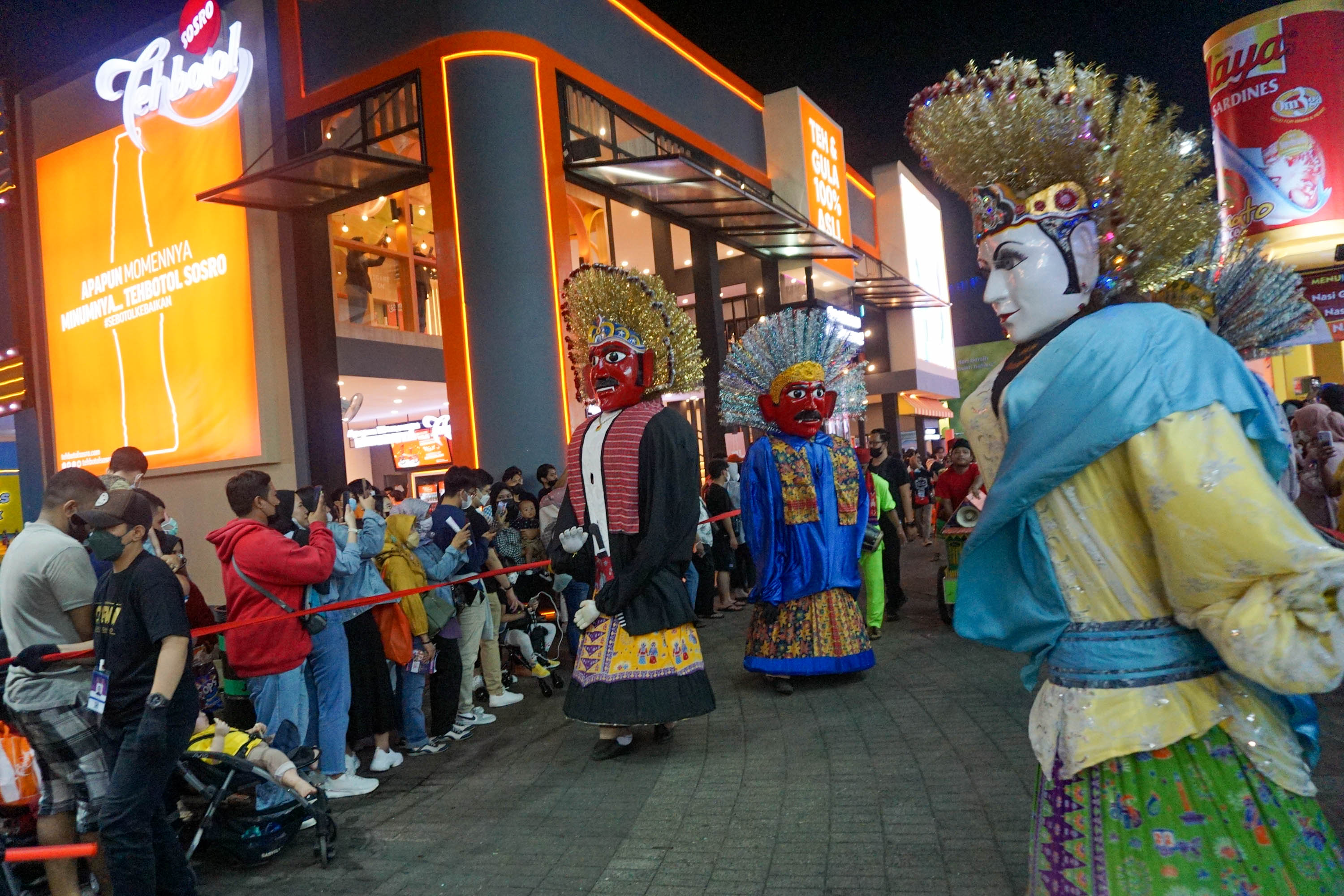 Parade karnaval ondel-ondel meramaikan perayaan HUT DKI ke-495 di Jakarta Fair, Kemayoran, Selasa, 21 Juni 2022 malam. Foto: Ismail Pohan/TrenAsia